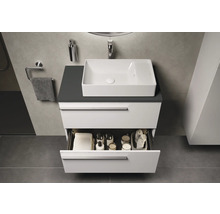 Badkamer wastafelmeubel met open lade, handdoek en zeepdispenser