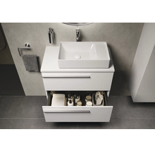 Moderne badkamer met wastafel, onderkast en open lade met badkameraccessoires.