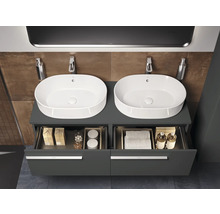 Badkamermeubel met twee waskommen en open laden voor badkamerbenodigdheden.