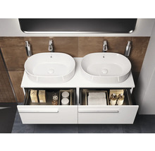 Moderne badkamer met dubbele wastafel en onderkast met lades