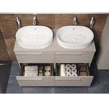 Badkamer met dubbele wastafel, onderkast met laden en badkamerbenodigdheden