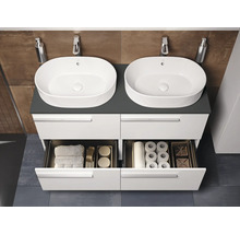 Dubbele wastafel met wastafelonderkast en open lade in badkamer