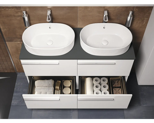 Dubbele wastafel met wastafelonderkast en open lade in badkamer