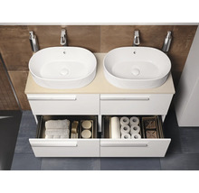 Badkamer met twee wastafels, onderkast met laden, handdoeken en toiletpapier