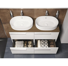 Badkamer met dubbele wastafelonderkast, opzetwastafels en open laden