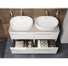 Dubbele wastafel met open laden voor het opbergen van badkamerbenodigdheden