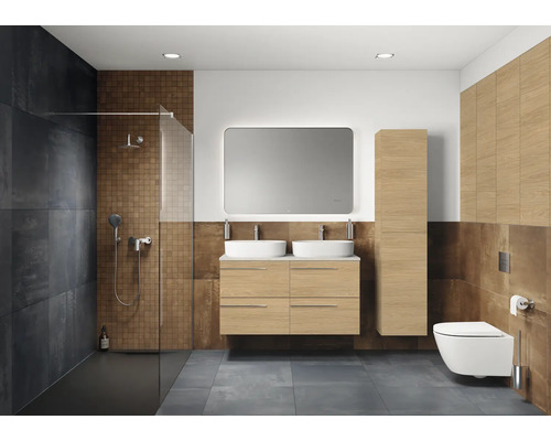 Lichte badkamer met douche, wastafel met twee waskommen, spiegelkast, hangtoilet en tegels