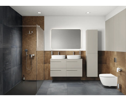 Moderne badkamer met douche, wastafelmeubel met dubbele wastafel, spiegel en toilet.