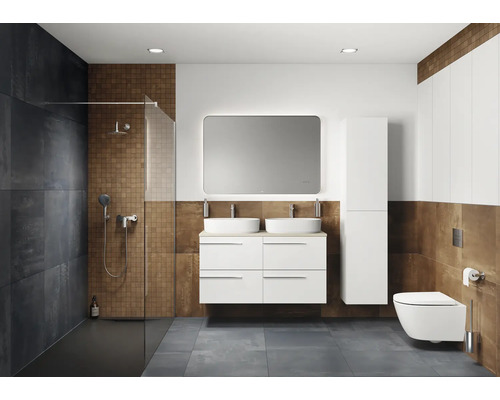 Moderne badkamer met douche, dubbele wastafel, spiegelkast en wandcloset.