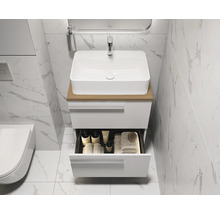 Badkamer met wastafel, onderkast met lades en armaturen