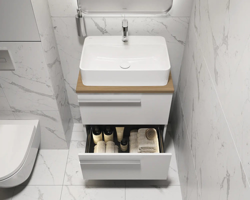 Badkamer met wastafel, onderkast met lades en armaturen