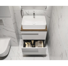 Wastafelmeubel met open lade in badkamer