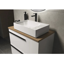 Moderne badkamer met wastafel, wastafelonderkast en kraan