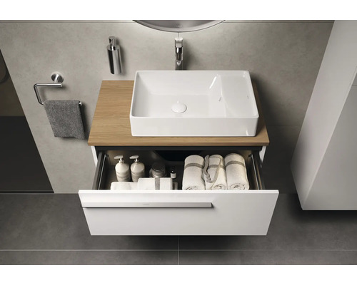 Wastafel met open lade en badkamerartikelen