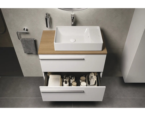 Moderne badkamer met wastafelmeubel, opzetwastafel, lades en accessoires