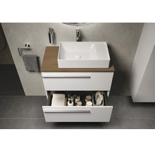 Moderne badkamer met wastafel, onderkast met lade en badkameraccessoires