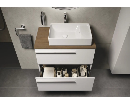 Moderne badkamer met wastafel, onderkast met lade en badkameraccessoires