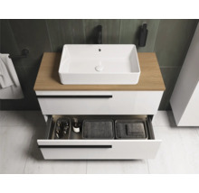 Badkamer met wastafelonderkast, opzetwastafel en open lade