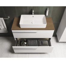 Badkamer met wastafel, onderkast met uittrekbare lade en houten blad