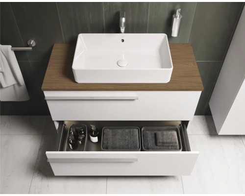 Badkamer met wastafel, onderkast met uittrekbare lade en houten blad