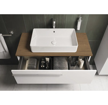 Moderne badkamer met waskom, wastafelonderkast met lade en badkameraccessoires