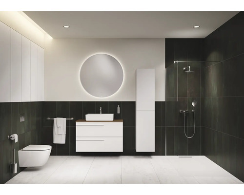 Moderne badkamer met wastafel, spiegel, toilet en douche