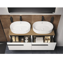 Badkamer met dubbele wastafel, onderkast en twee opzetwastafels