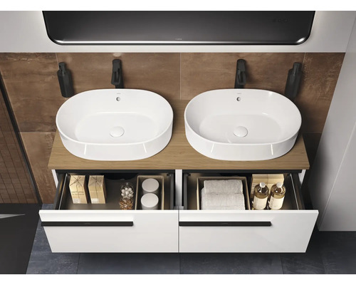 Badkamer met dubbele wastafel, onderkast en twee opzetwastafels