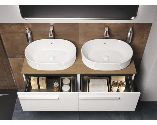 Badkamer met twee wastafels en open onderkast