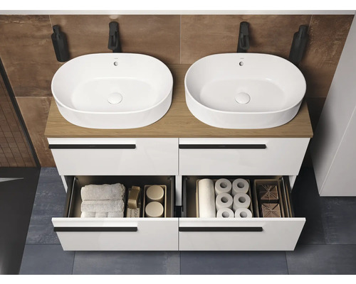 Badkamermeubel met twee wastafels, lades en kranen