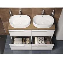 Badkamer met wastafel, twee waskommen, kranen en open laden voor het opbergen van badkamerbenodigdheden