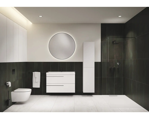 Moderne badkamer met toilet, wastafel, spiegel en douche