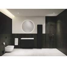 Moderne badkamer met toilet, wastafel, spiegel, kast en douche