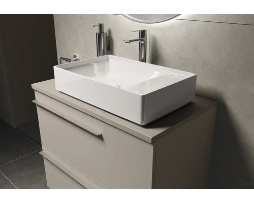 Moderne badkamer met waskom, wastafelonderkast, kraan en zeepdispenser