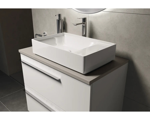 Wastafel met onderkast en opzetwastafel in de badkamer