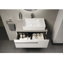 Badkamer met wastafel, lade en handdoeken