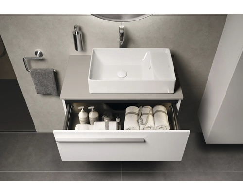 Badkamer met wastafel, lade en handdoeken