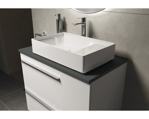 Badkamermeubel met wastafel, kraan en zeepdispenser