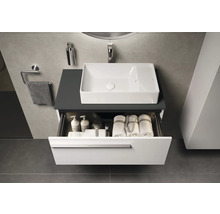 Moderne badkamer met wastafel, onderkast met lade, handdoeken en badkamerbenodigdheden