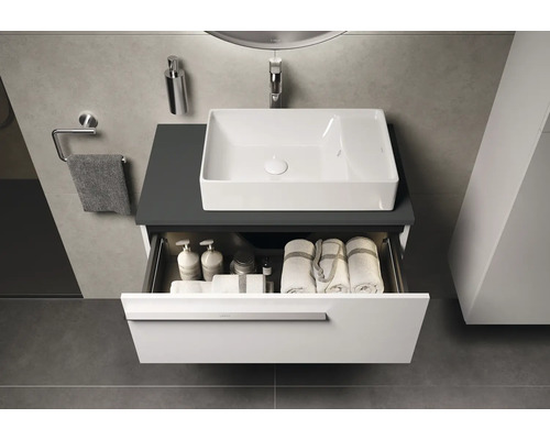 Moderne badkamer met wastafel, onderkast met lade, handdoeken en badkamerbenodigdheden