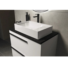 Moderne badkamer met opzetwastafel, wastafelonderkast, kraan en zeepdispenser