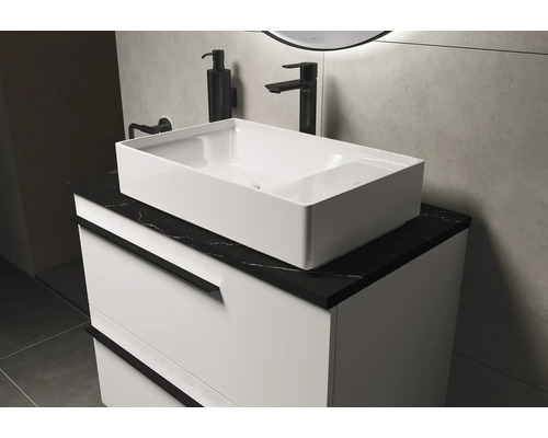 Moderne badkamer met opzetwastafel, wastafelonderkast, kraan en zeepdispenser