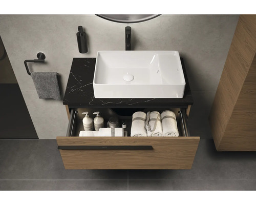 Wastafelonderkast met open lade, wastafel en accessoires in de badkamer