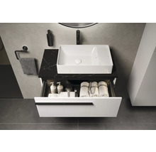 Badkamer wastafel met open lade-element op marmeren blad