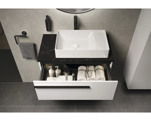 Badkamer wastafel met open lade-element op marmeren blad