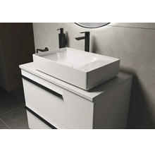 Badkamer met waskom, wastafelonderkast, kraan en zeepdispenser