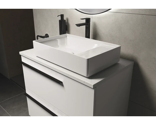 Badkamer met waskom, wastafelonderkast, kraan en zeepdispenser