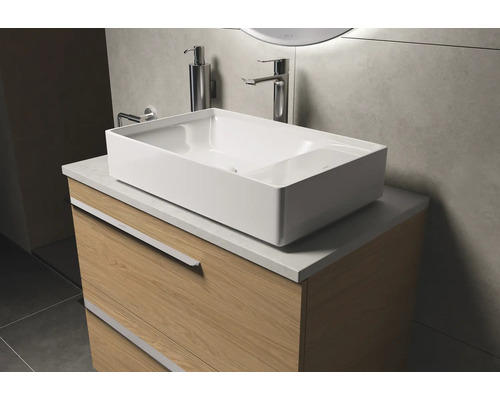 Wastafel met onderkast en rechthoekige opzetwastafel in badkamer