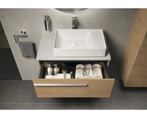 Badkamer wastafelmeubel met open lade, wastafel, kraan en handdoeken