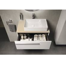 Moderne badkamer met wit wastafelmeubel, open lade en handdoeken